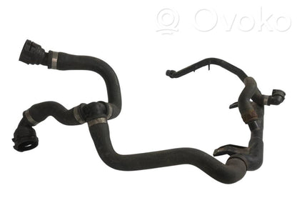 Caurulīte (-es) / šļūtene (-es)