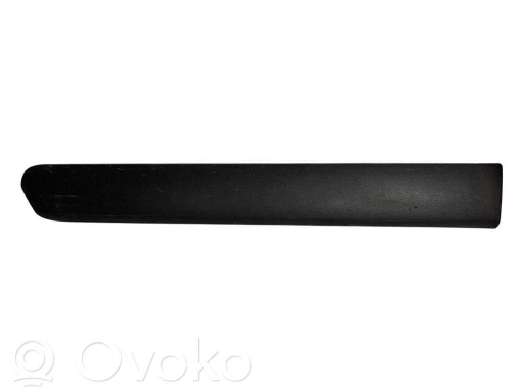 Priekšpusē durvju dekoratīvā apdare (moldings)