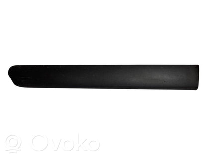 Priekšpusē durvju dekoratīvā apdare (moldings)