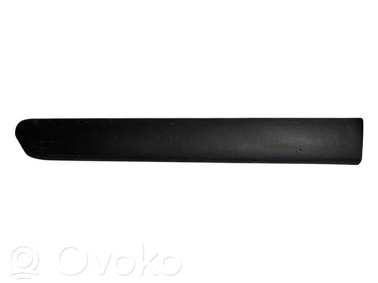 Priekšpusē durvju dekoratīvā apdare (moldings)