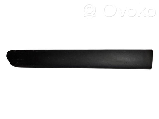 Priekšpusē durvju dekoratīvā apdare (moldings)