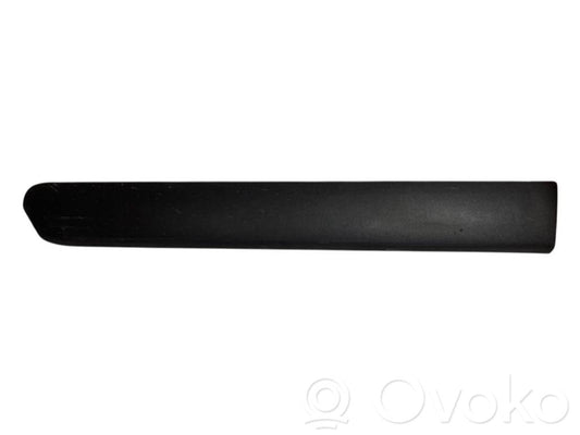 Priekšpusē durvju dekoratīvā apdare (moldings)