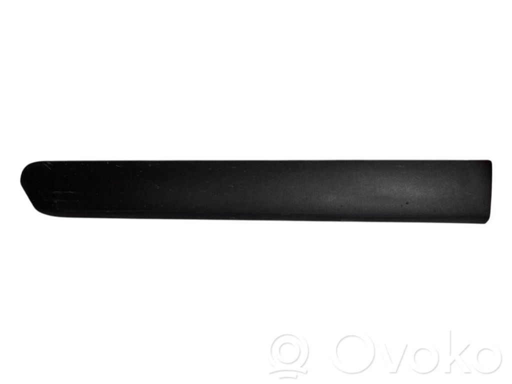 Priekšpusē durvju dekoratīvā apdare (moldings)