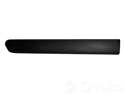 Priekšpusē durvju dekoratīvā apdare (moldings)