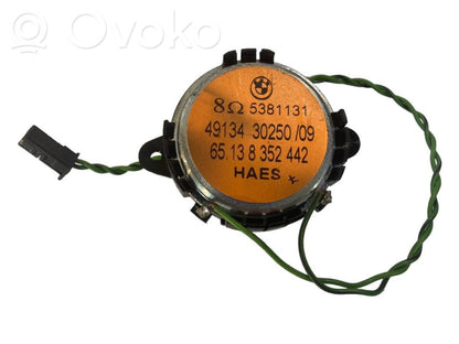 Augsto frekvenču skaļrunis (-i) priekšējās durvīs