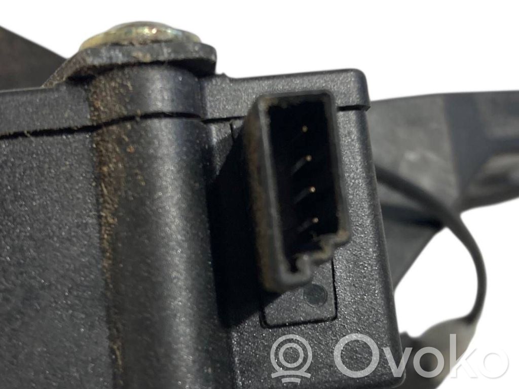 Aizmugurējā pārsega slēdzene