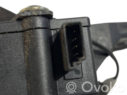 Aizmugurējā pārsega slēdzene