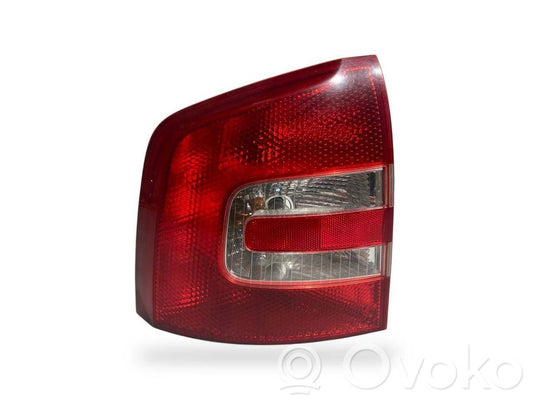 Aizmugurējais lukturis virsbūvē