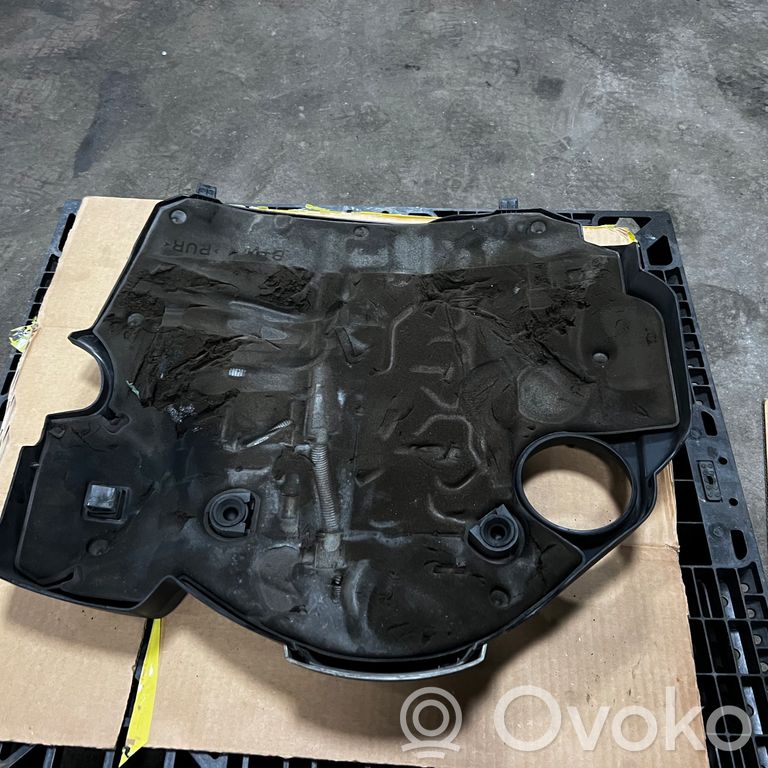 Dzinēja pārsegs (dekoratīva apdare)