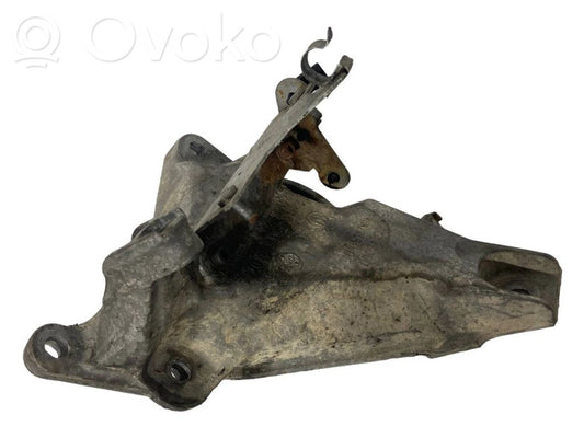 Engine mounting bracket