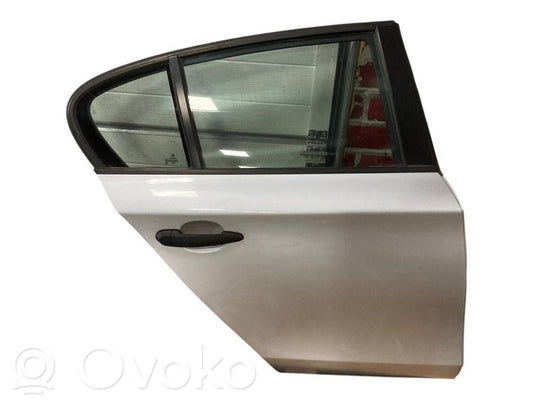 Aizmugurējās durvis