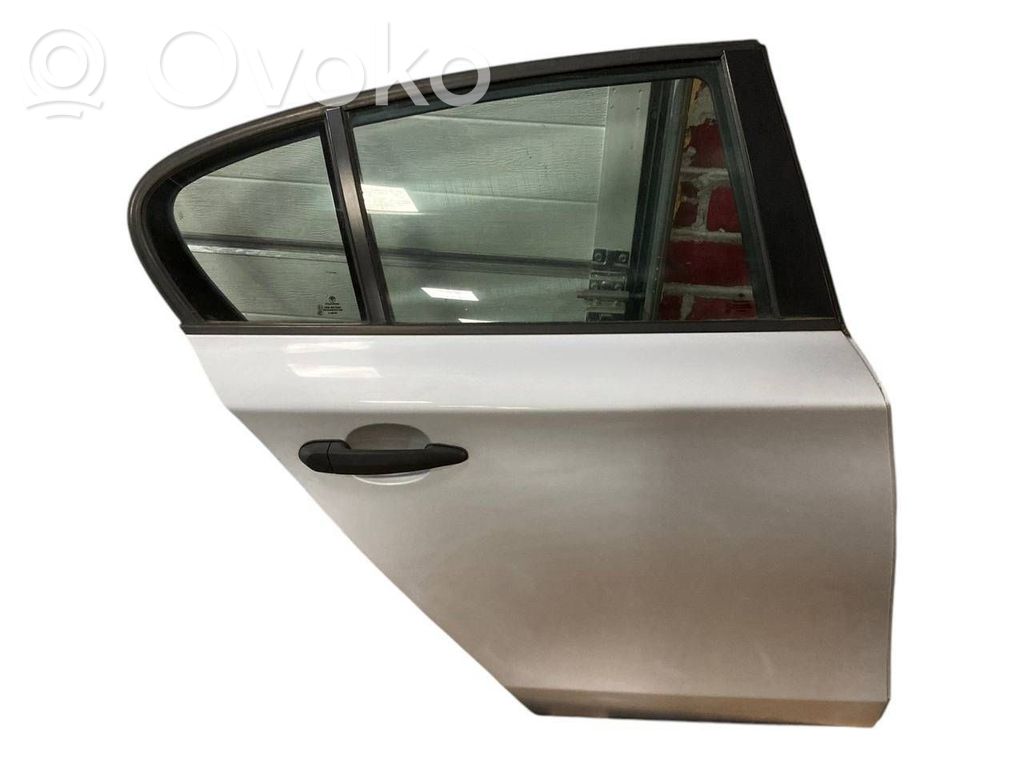 Aizmugurējās durvis