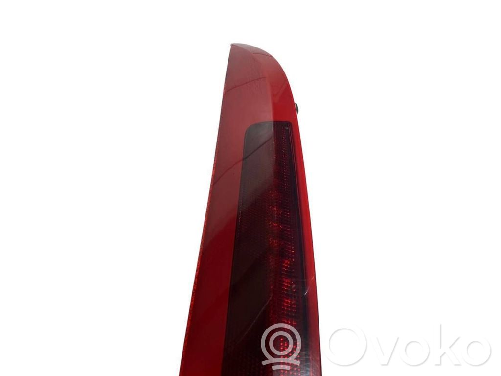 Aizmugurējais lukturis virsbūvē