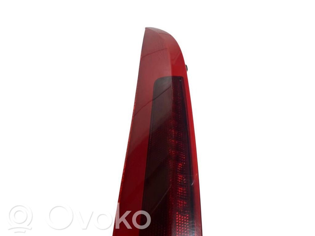 Aizmugurējais lukturis virsbūvē