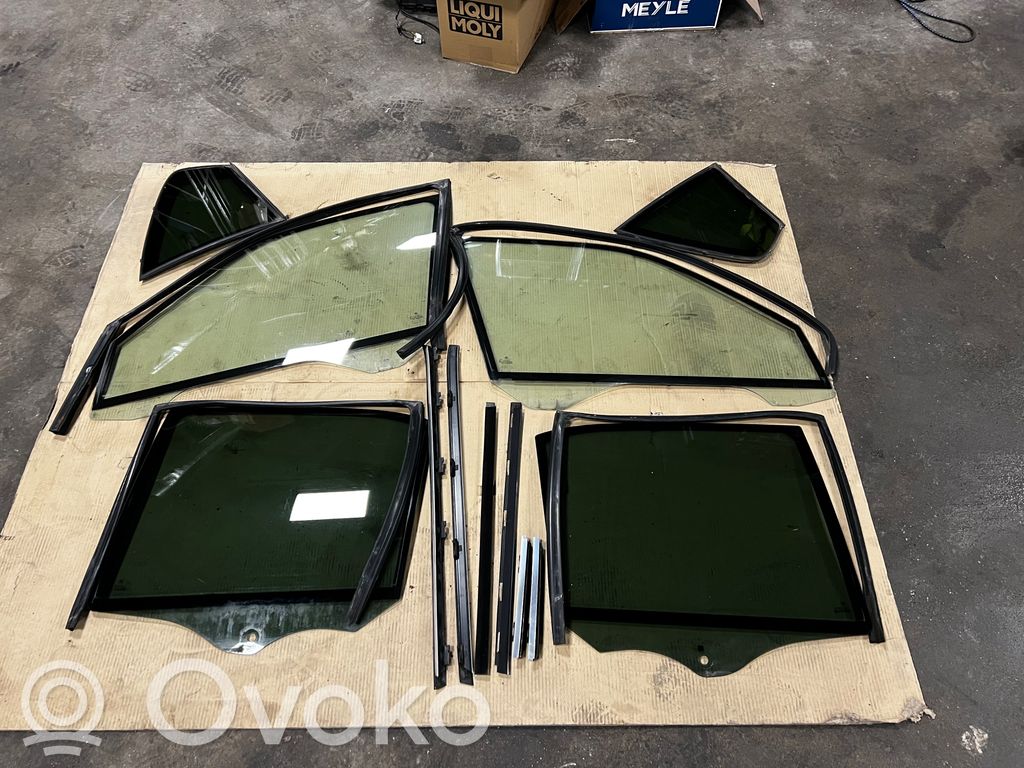 priekšējo durvju stikls (četrdurvju mašīnai)