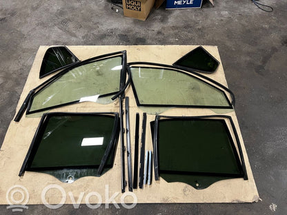 priekšējo durvju stikls (četrdurvju mašīnai)