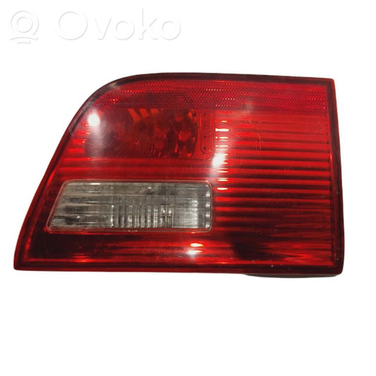 Aizmugurējais lukturis pārsegā