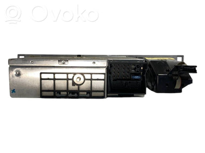 Radio / CD/DVD atskaņotājs / navigācija