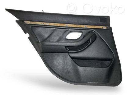 Aizmugurē logu aizkars