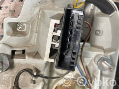 Aizmugurējais lukturis virsbūvē