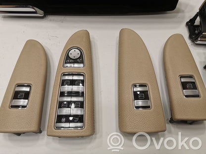 Отсек для хранения вещей на передней двери