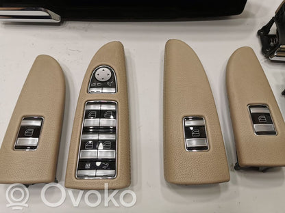 Priekšpusē mantu nodalījums durvīs