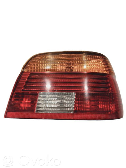 Задний фонарь в кузове