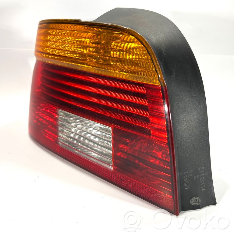 Aizmugurējais lukturis virsbūvē