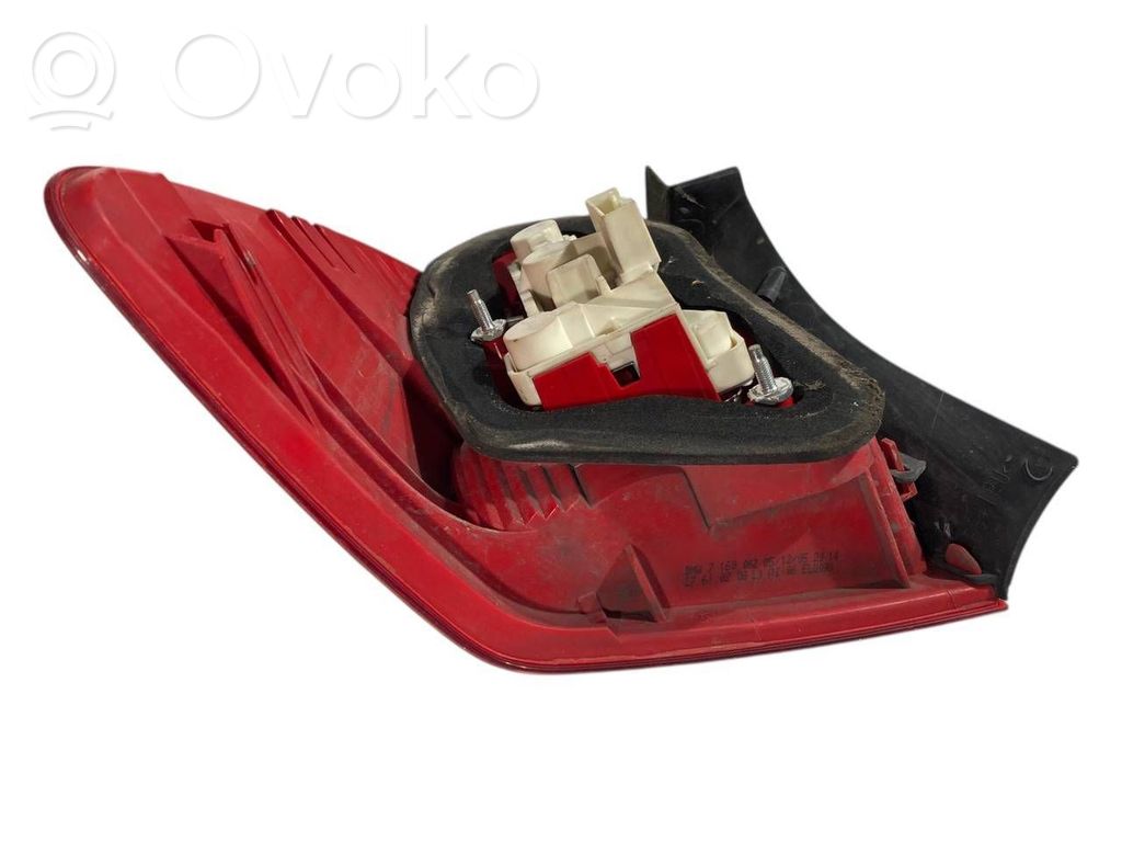 Aizmugurējais lukturis virsbūvē