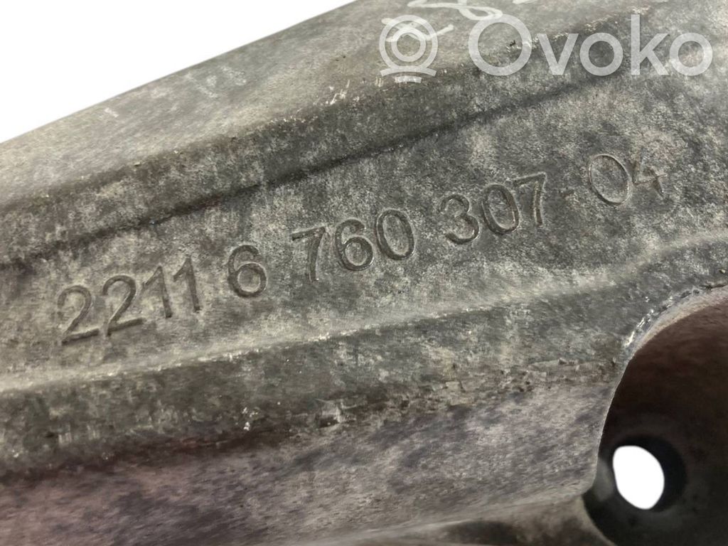 Engine mounting bracket