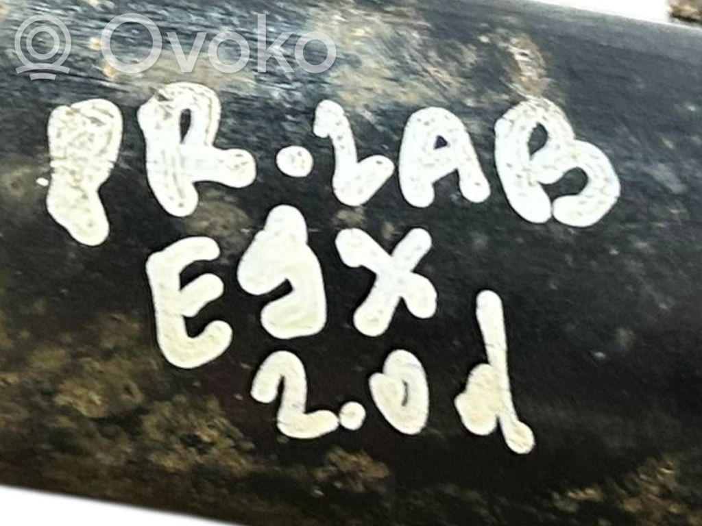 Priekšpusē amortizators ar atsperi