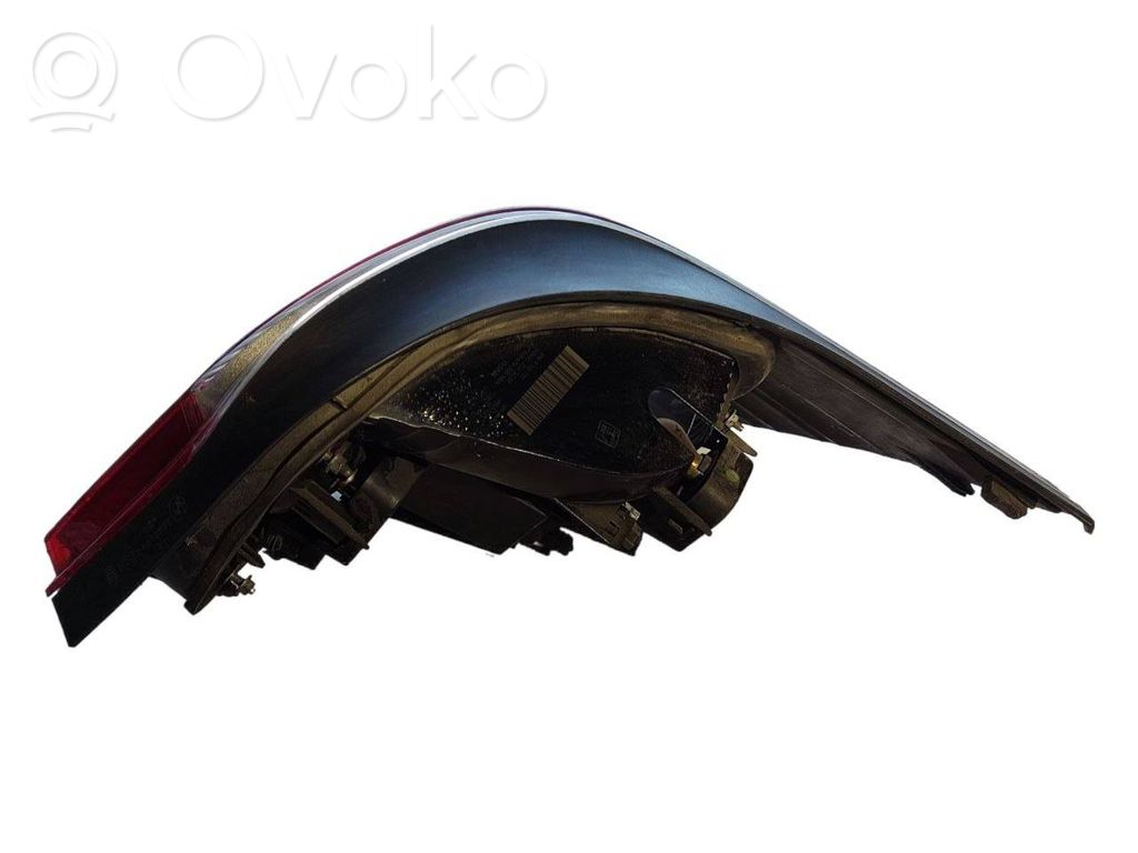 Aizmugurējais lukturis virsbūvē