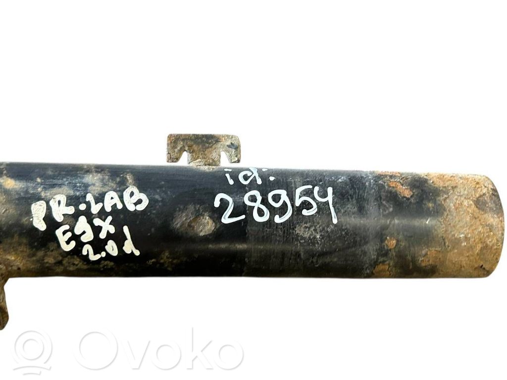 Priekšpusē amortizators ar atsperi