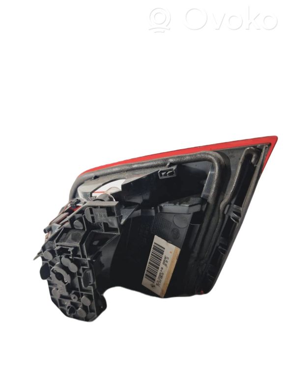 Задний фонарь на капоте