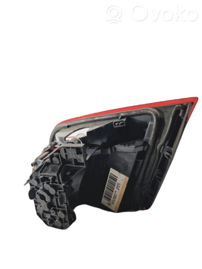 Задний фонарь на капоте