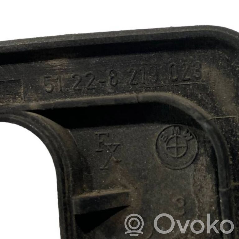 Priekšpusē durvju roktura vāciņš