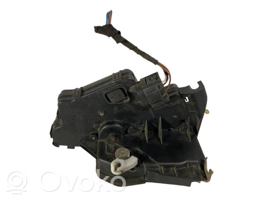 Priekšpusē slēdzene