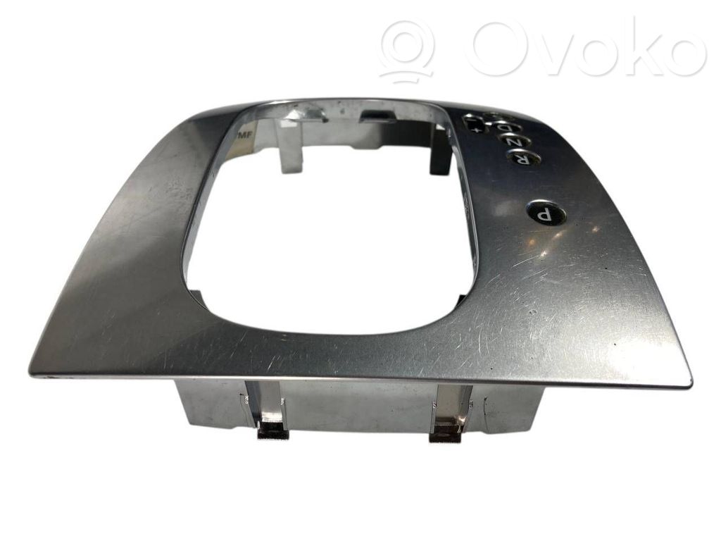 Ātrumu pārslēgšanas sviras dekoratīvā apdare (plastmasas)