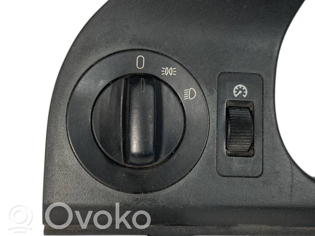 Instrumentu paneļa dekoratīvā apdare