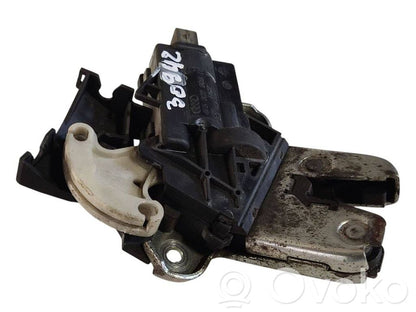 Aizmugurējā pārsega slēdzene