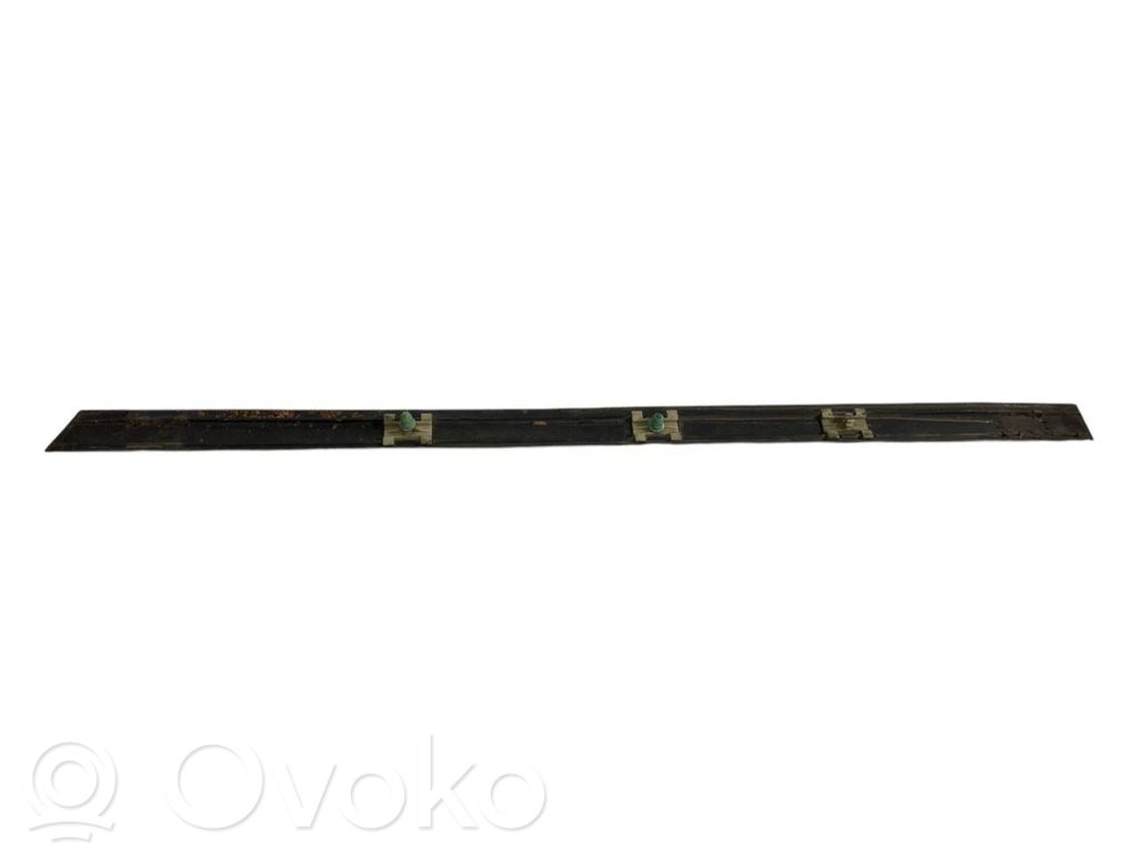 Aizmugurē durvju dekoratīvā apdare (moldings)