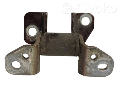 Aizmugurē apakšējā vira (eņģe)