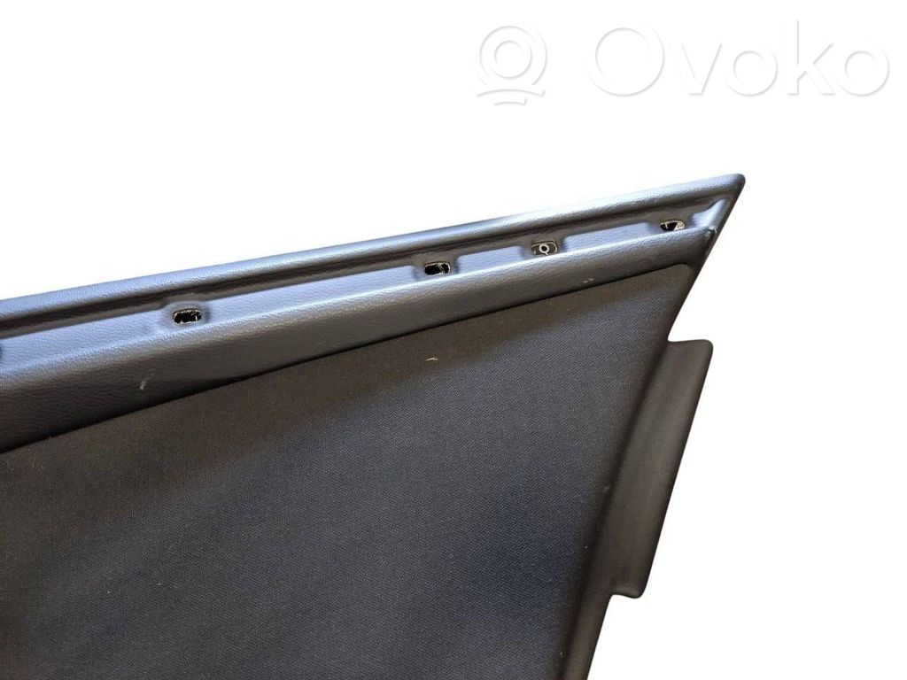 Apšuvums aizmugurējām durvīm