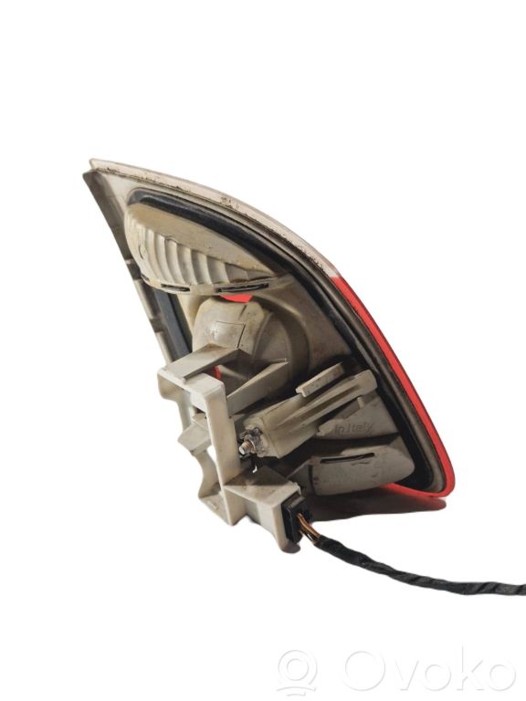 Aizmugurējais lukturis pārsegā