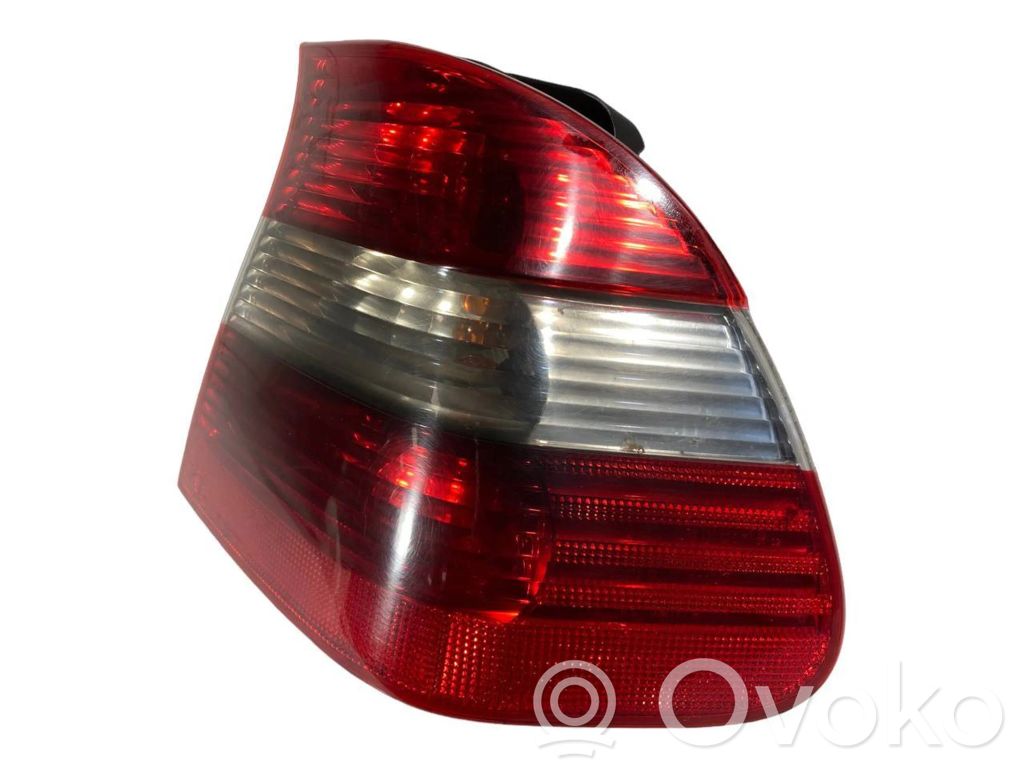 Aizmugurējais lukturis virsbūvē