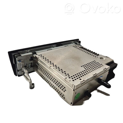 Radio / CD/DVD atskaņotājs / navigācija