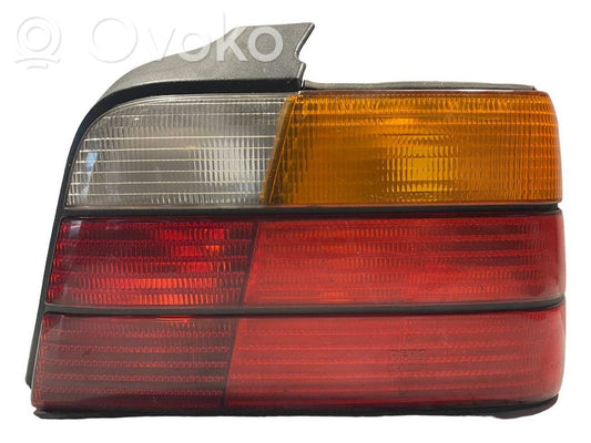 Aizmugurējais lukturis virsbūvē