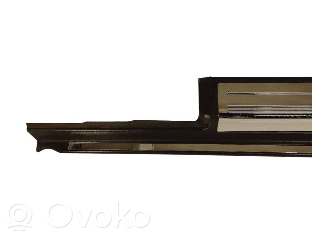 Priekšējā sliekšņa dekoratīvā apdare (iekšējā)