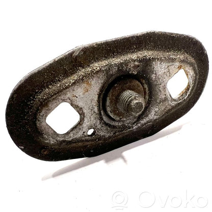 Dzinēja pārsega slēdzene