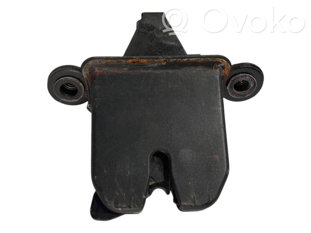 Aizmugurējā pārsega slēdzene